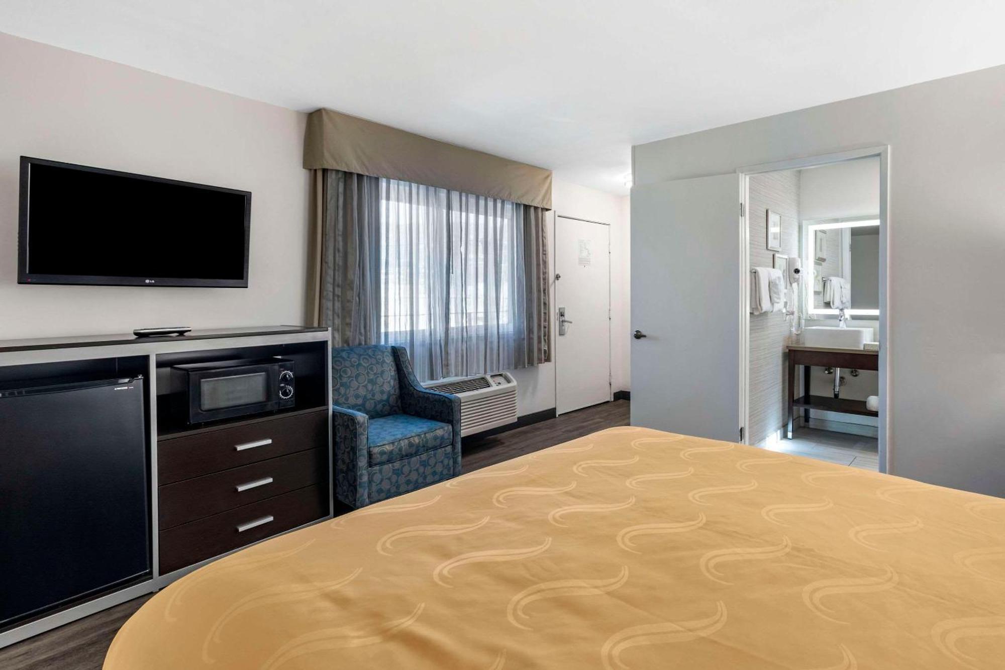 Inn Quality Airport 3*